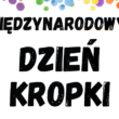 napis dzień kropki